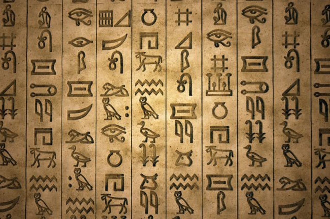 Hieroglifák egy kőtáblán